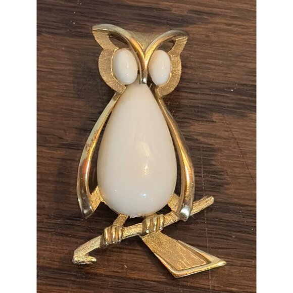 Vintage Crown Trifari Gold Tone White Cabochon Owl Brooch 1.75" Decorative Pin - Picture 1 of 4